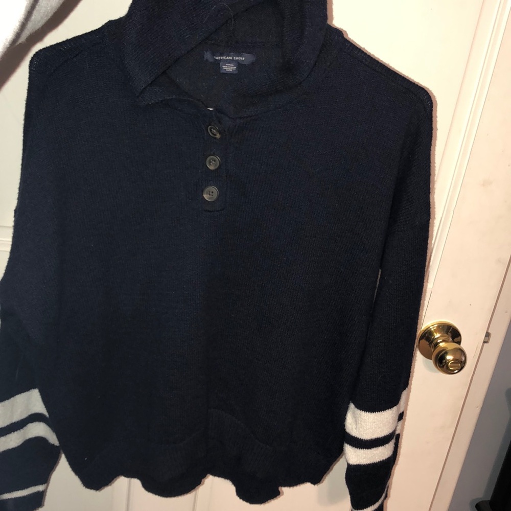 American Eagle sweater w hood